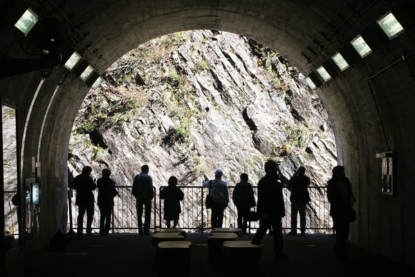 『幻想的な紅葉ライトアップ「長岡・もみじ園」・西福寺開山堂 清津峡・松雲山荘・美人林 晩秋の越後5景めぐり2日間』【安城・東岡崎出発】1
